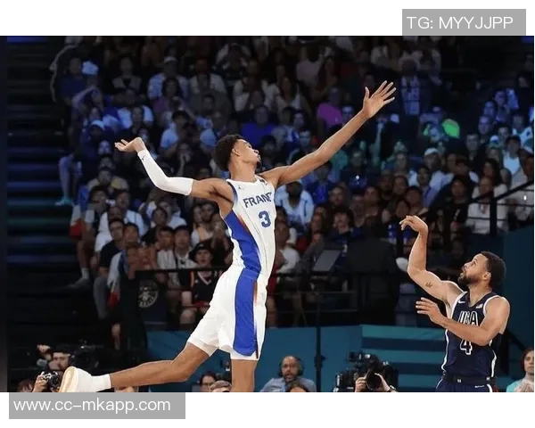 文班亚马篮下强势封盖卡明斯基震撼全场引发热议 文班亚马篮下强势封盖卡明斯基震撼全场引发热议