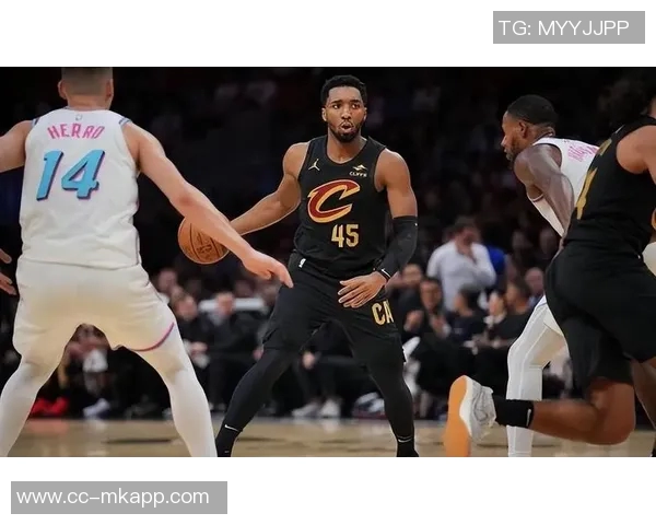 米切尔半场表现亮眼仅用16分钟砍下14分4助攻3抢断展现实力