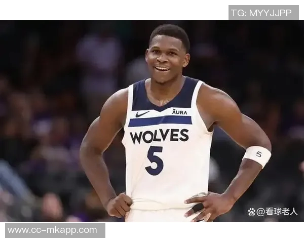 爱德华兹现场脱下比赛球衣赠送球迷令人惊叹的温暖瞬间 爱德华兹现场脱下比赛球衣赠送球迷令人惊叹的温暖瞬间