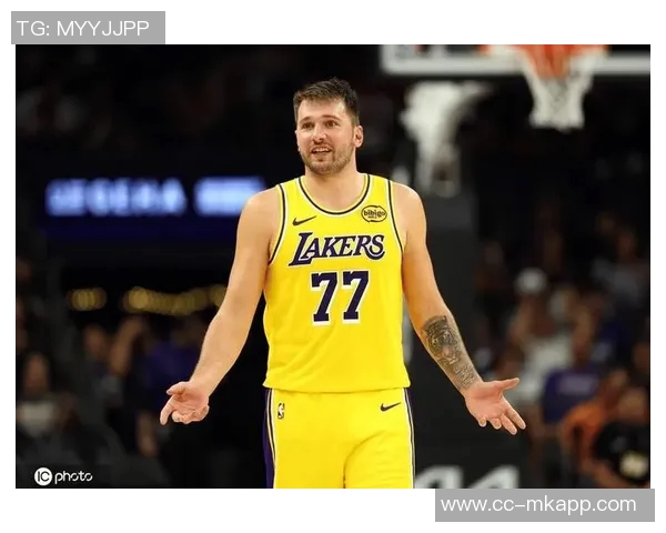 半场战报狄龙狂砍23分布克意外伤退太阳领先湖人14分东契奇27分老詹仅得4分 半场战报狄龙狂砍23分布克意外伤退太阳领先湖人14分东契奇27分老詹仅得4分