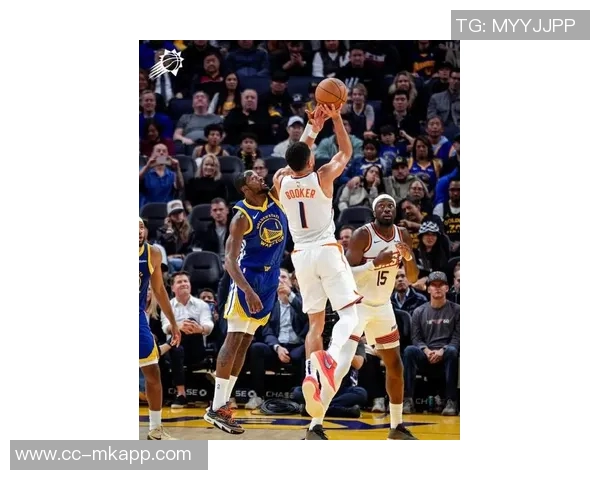 布克上半场表现全面贡献13分5篮板4助攻2抢断次节火力全开再添10分 布克上半场表现全面贡献13分5篮板4助攻2抢断次节火力全开再添10分